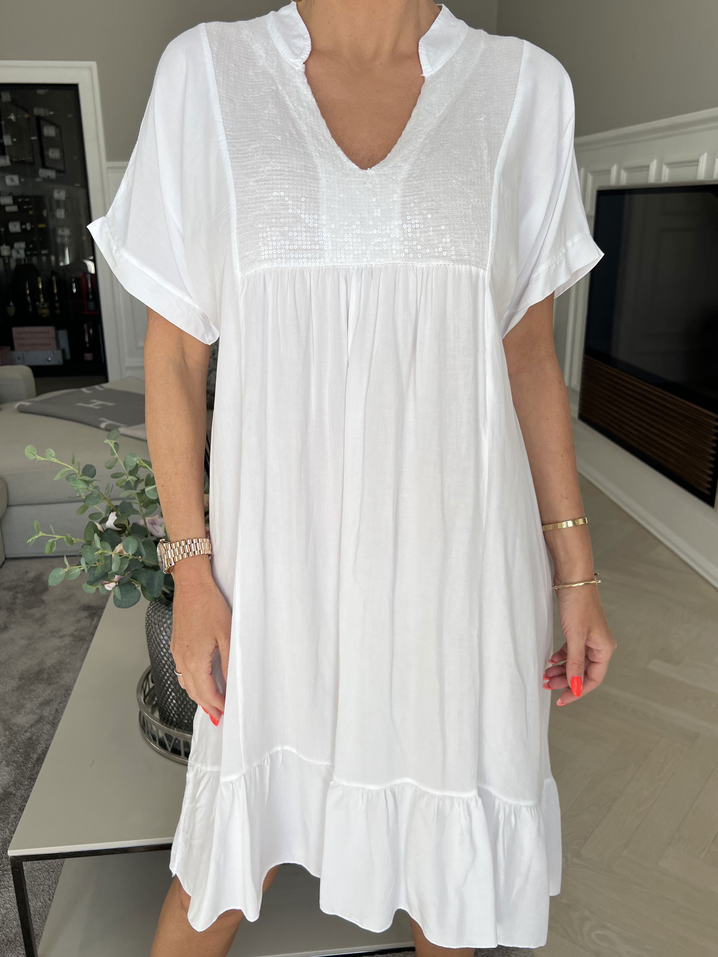 Cecil - Klänning i viskos med paljetter och ruffig fåll - Pink